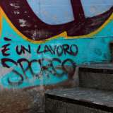 Sotto una di esse leggiamo chiaramente: "� un lavoro sporco", forse un commento ironico riferito alla decadente area colorata da �sporchi� murales